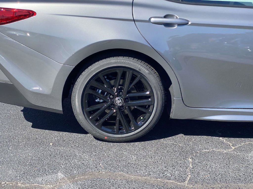 New 2026 Toyota Camry Hybrid FWD image 3