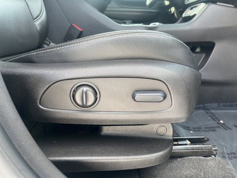 Used 2023 GMC Terrain SLT image 13