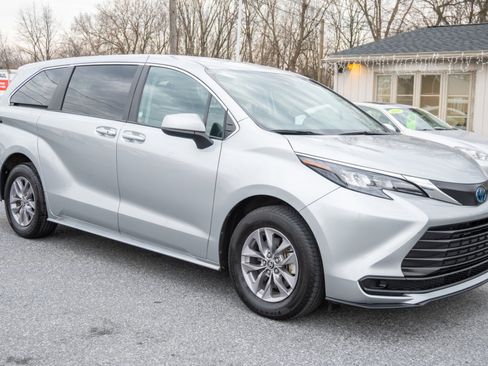 Used 2024 Toyota Sienna LE image 4