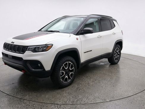 Used 2025 Jeep Compass Trailhawk AWD/4WD image 3