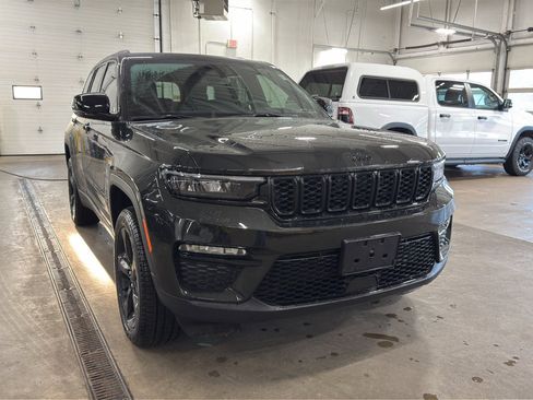 Used 2024 Jeep Grand Cherokee Limited w/ Black Appearance Package image 3