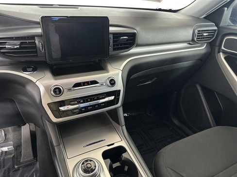 Used 2021 Ford Explorer XLT image 3