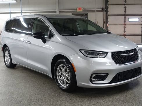 Used 2024 Chrysler Pacifica Touring-L FWD image 1