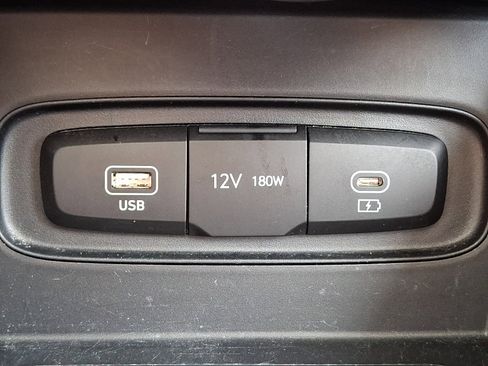 Certified 2025 Hyundai Venue SEL FWD image 24