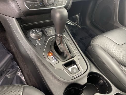 Used 2019 Jeep Cherokee Trailhawk AWD/4WD image 31