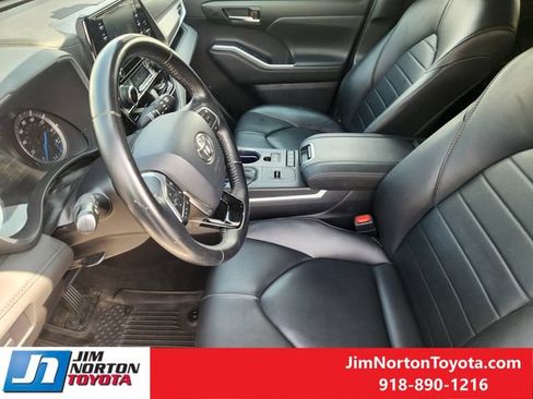 Used 2020 Toyota Highlander XLE AWD/4WD image 13