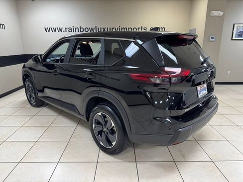 Used 2025 Nissan Rogue SV FWD image 4