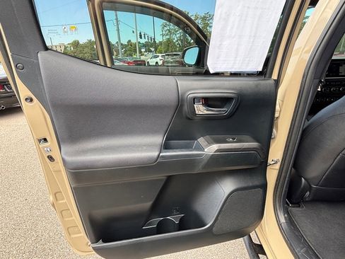 Used 2017 Toyota Tacoma TRD Off-Road w/ Premium & Technology Package image 15