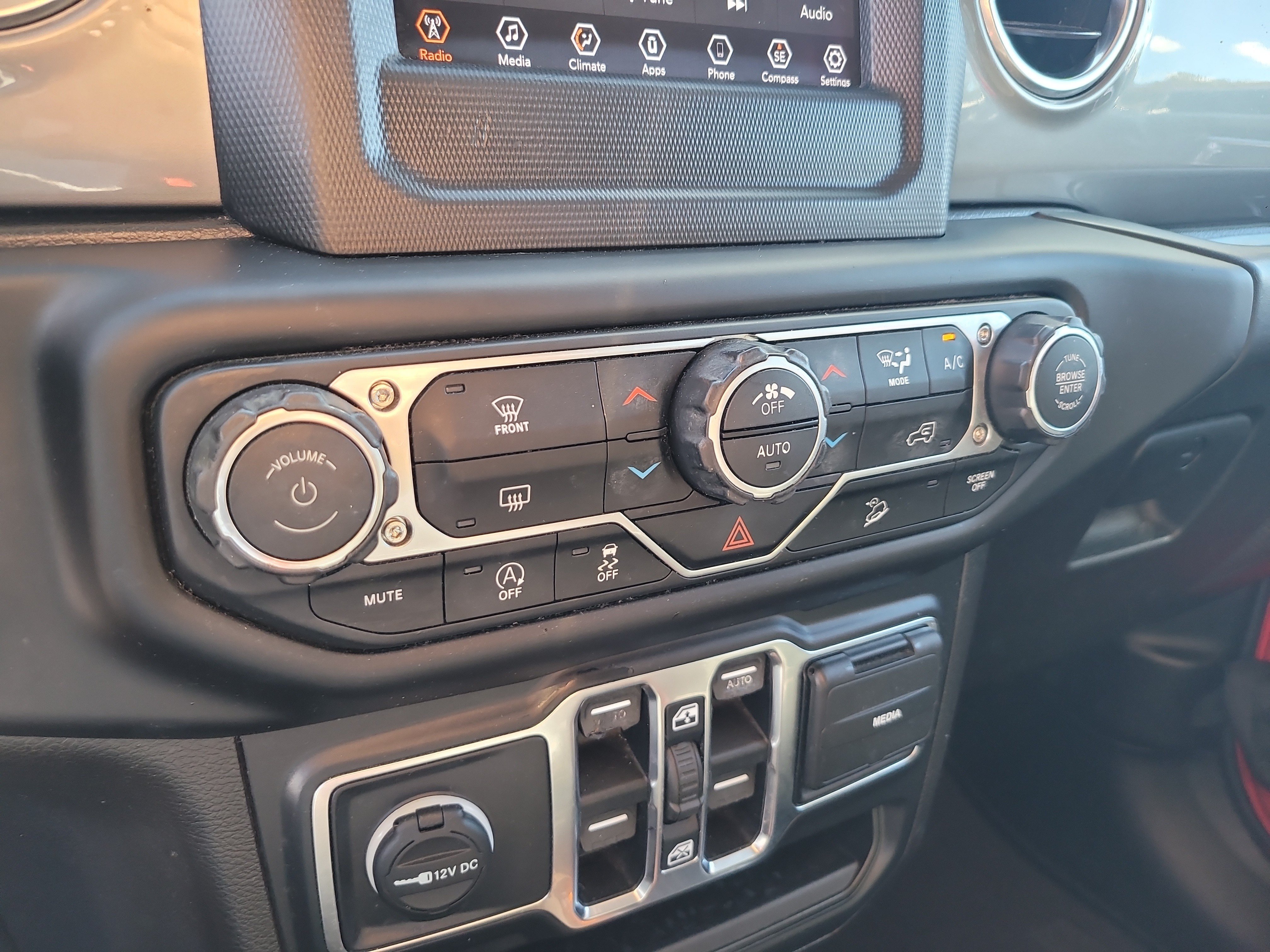 Used 2019 Jeep Wrangler Unlimited Sahara AWD/4WD image 22