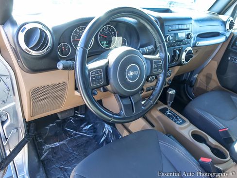 Used 2017 Jeep Wrangler Unlimited Sahara w/ Connectivity Group image 12