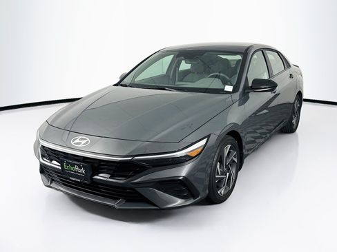 Used 2025 Hyundai Elantra Sport FWD image 3