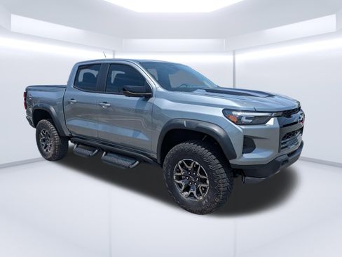 Used 2025 Chevrolet Colorado ZR2 w/ Technology Package AWD/4WD image 1