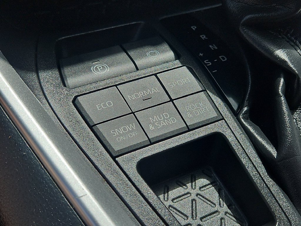 Used 2019 Toyota RAV4 LE w/ All Weather Liner Package AWD/4WD image 16
