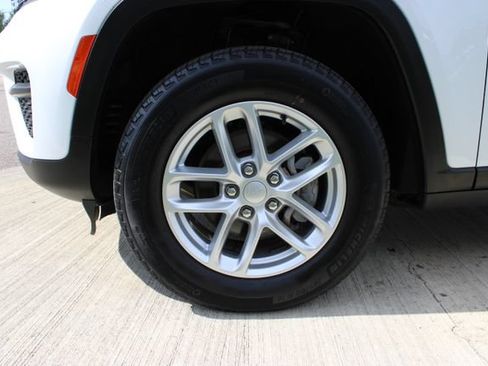 Used 2023 Jeep Grand Cherokee Laredo AWD/4WD image 22