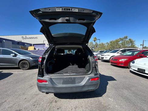 Used 2017 Jeep Cherokee Sport FWD image 7