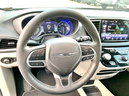Used 2023 Chrysler Pacifica Touring-L FWD image 31