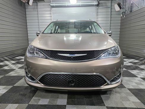 Used 2017 Chrysler Pacifica Limited image 3