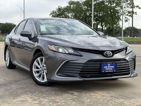 Used 2022 Toyota Camry LE FWD image 2