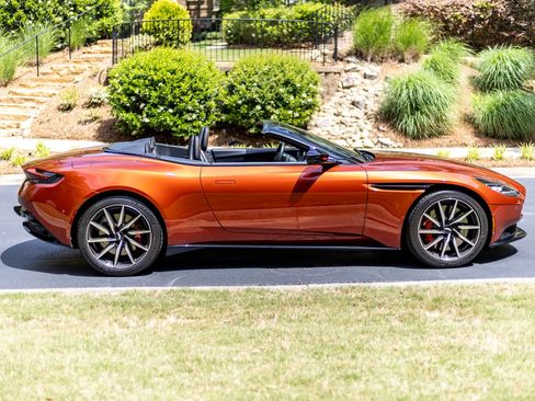 Used 2021 Aston Martin DB11 Volante RWD image 4