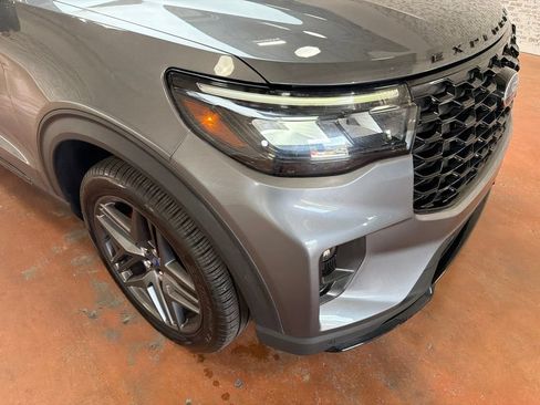 Used 2025 Ford Explorer ST-Line w/ ST-Line Street Pack AWD/4WD image 9