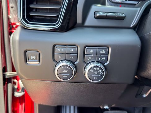 Used 2025 GMC Sierra 2500 AT4 w/ AT4 Premium Plus Package AWD/4WD image 21