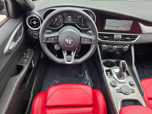 Used 2023 Alfa Romeo Giulia Veloce RWD image 12