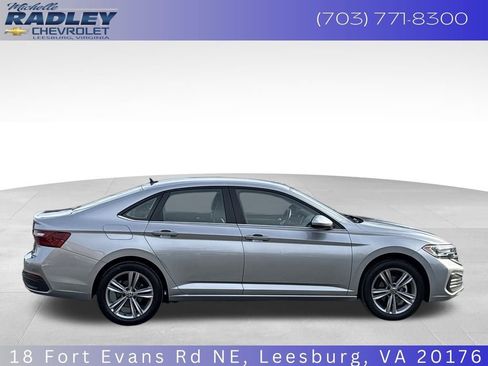 Used 2024 Volkswagen Jetta SE image 7