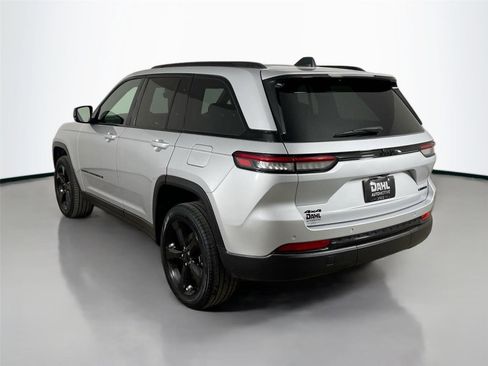 Used 2024 Jeep Grand Cherokee Limited w/ Black Appearance Package AWD/4WD image 10