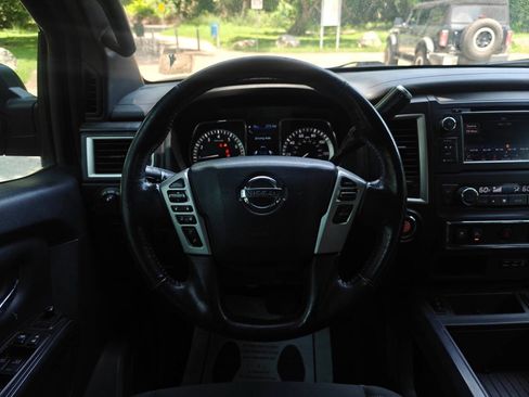 Used 2019 Nissan Titan SV w/ SV Convenience Package RWD image 16