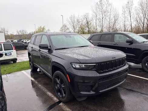 Used 2025 Jeep Grand Cherokee L Laredo image 3