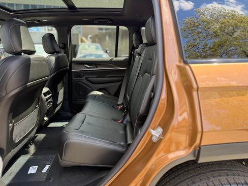 New 2026 Jeep Grand Cherokee Limited w/ Limited Altitude Package AWD/4WD image 19