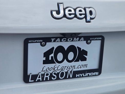 Used 2024 Jeep Compass Limited image 17