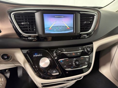 Used 2024 Chrysler Voyager LX image 18