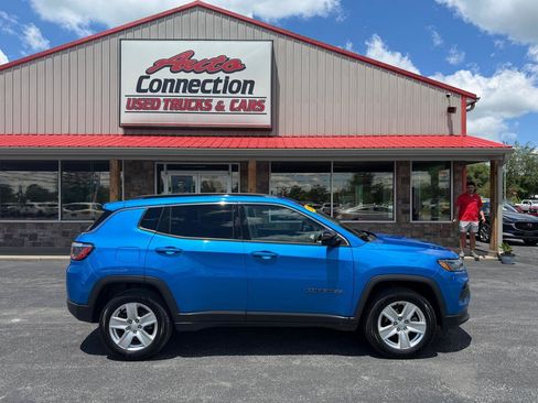 Used 2022 Jeep Compass Latitude w/ Convenience Group AWD/4WD image 3