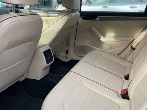 Used 2017 Volkswagen Passat 1.8T SE image 11