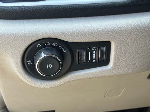 Used 2023 Chrysler Pacifica Touring-L FWD image 28