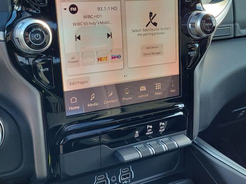 New 2026 RAM 1500 4x4 Crew Cab image 32