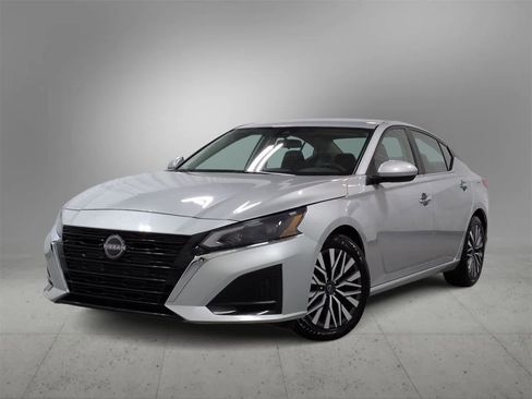 Used 2023 Nissan Altima 2.5 SV image 1