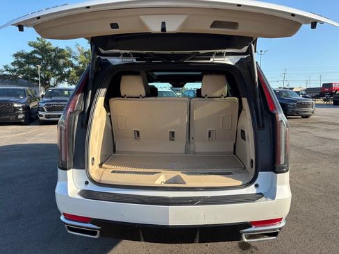 Used 2024 Cadillac Escalade Premium Luxury AWD/4WD image 7
