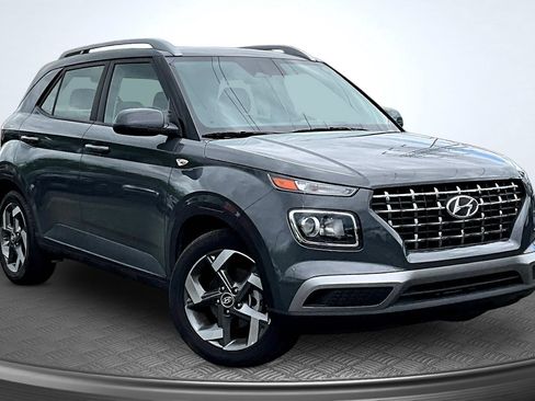 Used 2025 Hyundai Venue SEL FWD image 2