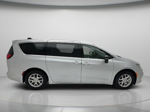 Used 2024 Chrysler Pacifica Touring-L FWD image 6