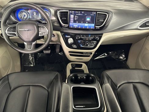 Used 2023 Chrysler Pacifica Touring-L FWD image 10