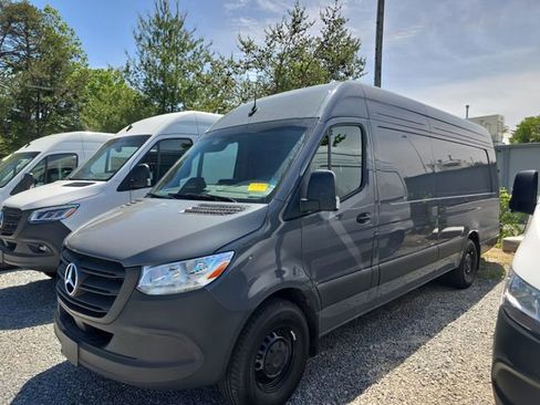 Used 2025 Mercedes-Benz Sprinter 2500 image 4