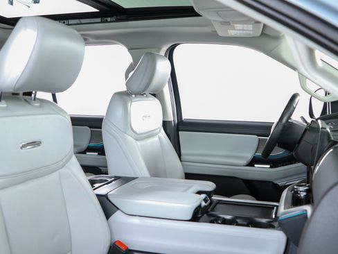 Used 2025 Ford Expedition Platinum AWD/4WD image 29
