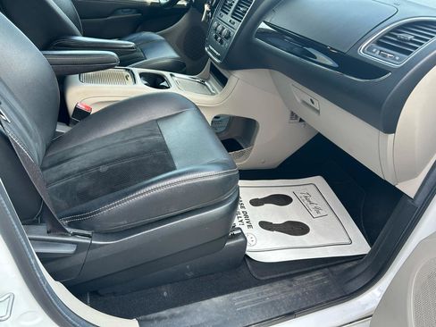 Used 2017 Dodge Grand Caravan SXT image 12