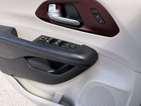 Used 2017 Chrysler Pacifica Limited w/ UConnect Theater Package FWD image 23