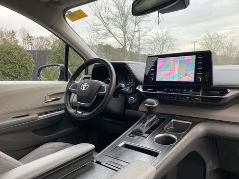 Used 2021 Toyota Sienna Limited image 6