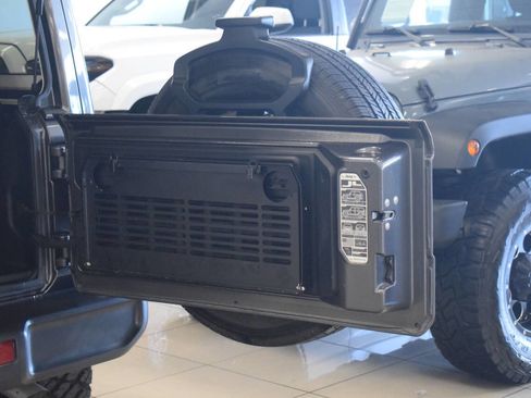 Used 2020 Jeep Wrangler Unlimited Sahara image 35