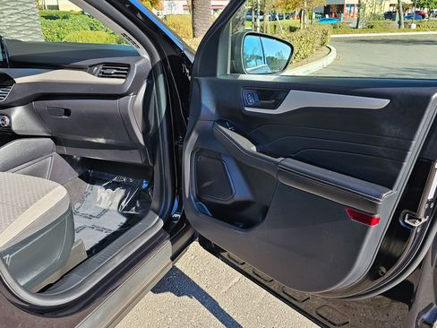 Used 2022 Ford Escape SE image 28