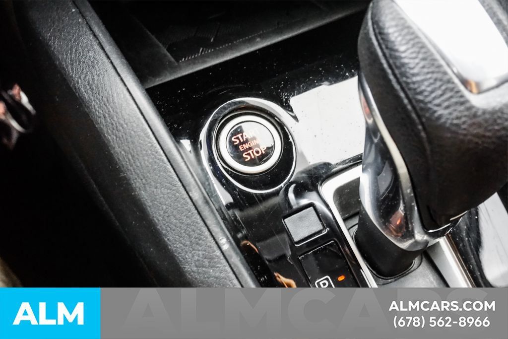 Used 2024 Nissan Versa SR FWD image 28
